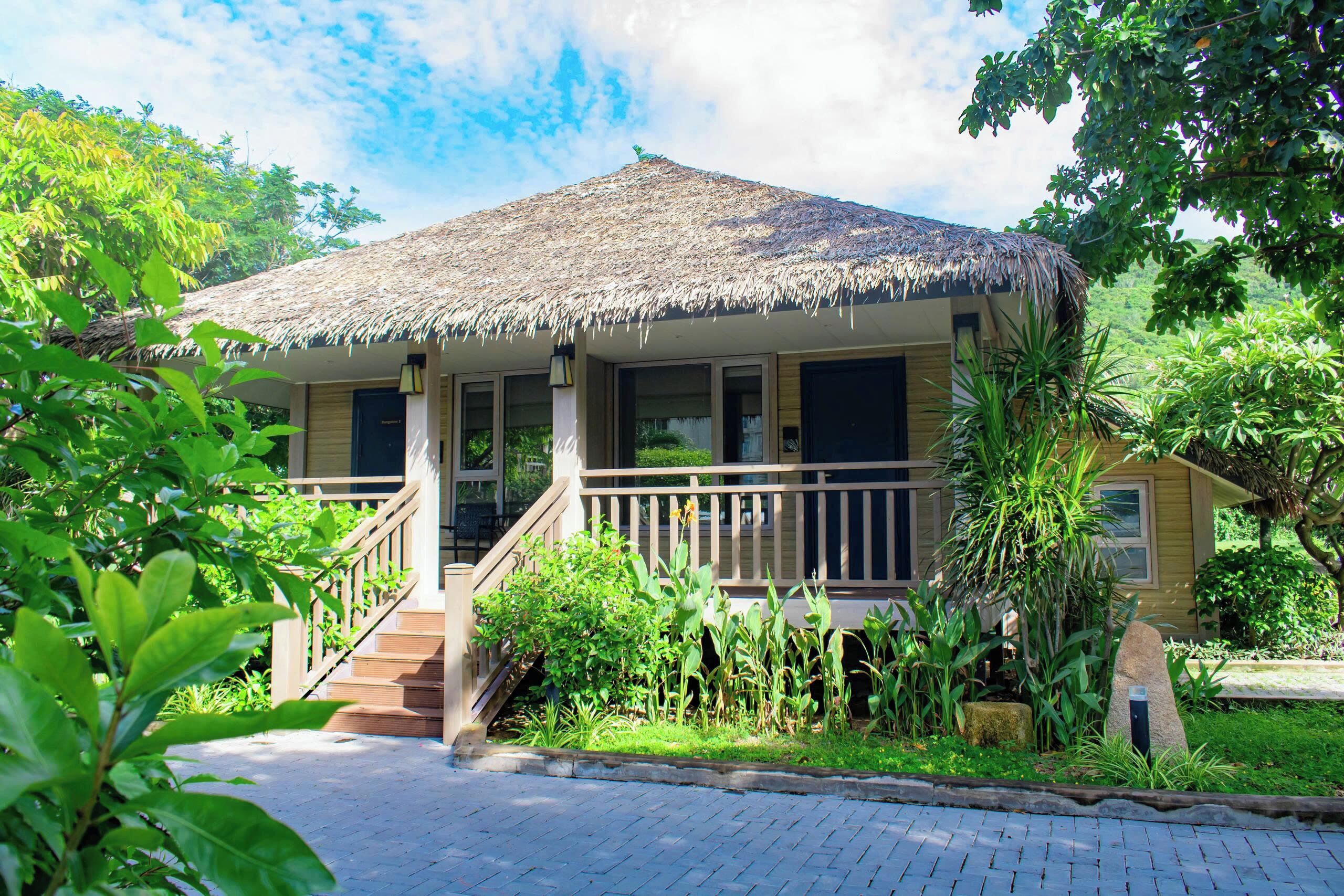 Bungalow Triple Hillside | Minibar, in-room safe, desk, blackout drapes