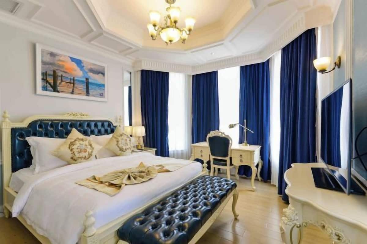 Een minibar, een kluis op de kamer, een bureau, verduisterende gordijnen