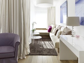 Hypo-allergenic bedding, minibar, in-room safe, desk - A-ROSA Hotel Thurnher's Alpenhof (Lech am Arlberg)