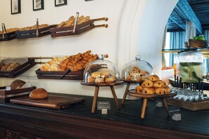Free daily buffet breakfast  - A-ROSA Hotel Thurnher's Alpenhof (Lech am Arlberg)