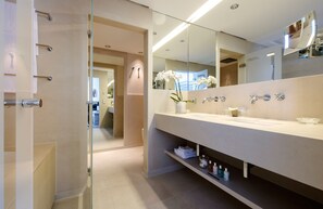 Junior Suite, Fireplace | Bathroom | Bathtub, designer toiletries, hair dryer, bathrobes - A-ROSA Hotel Thurnher's Alpenhof (Lech am Arlberg)