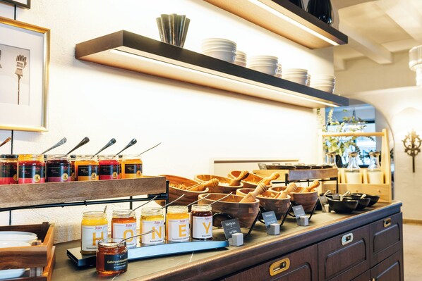 Un bufé de desayuno con diferentes alimentos y acompañamientos.