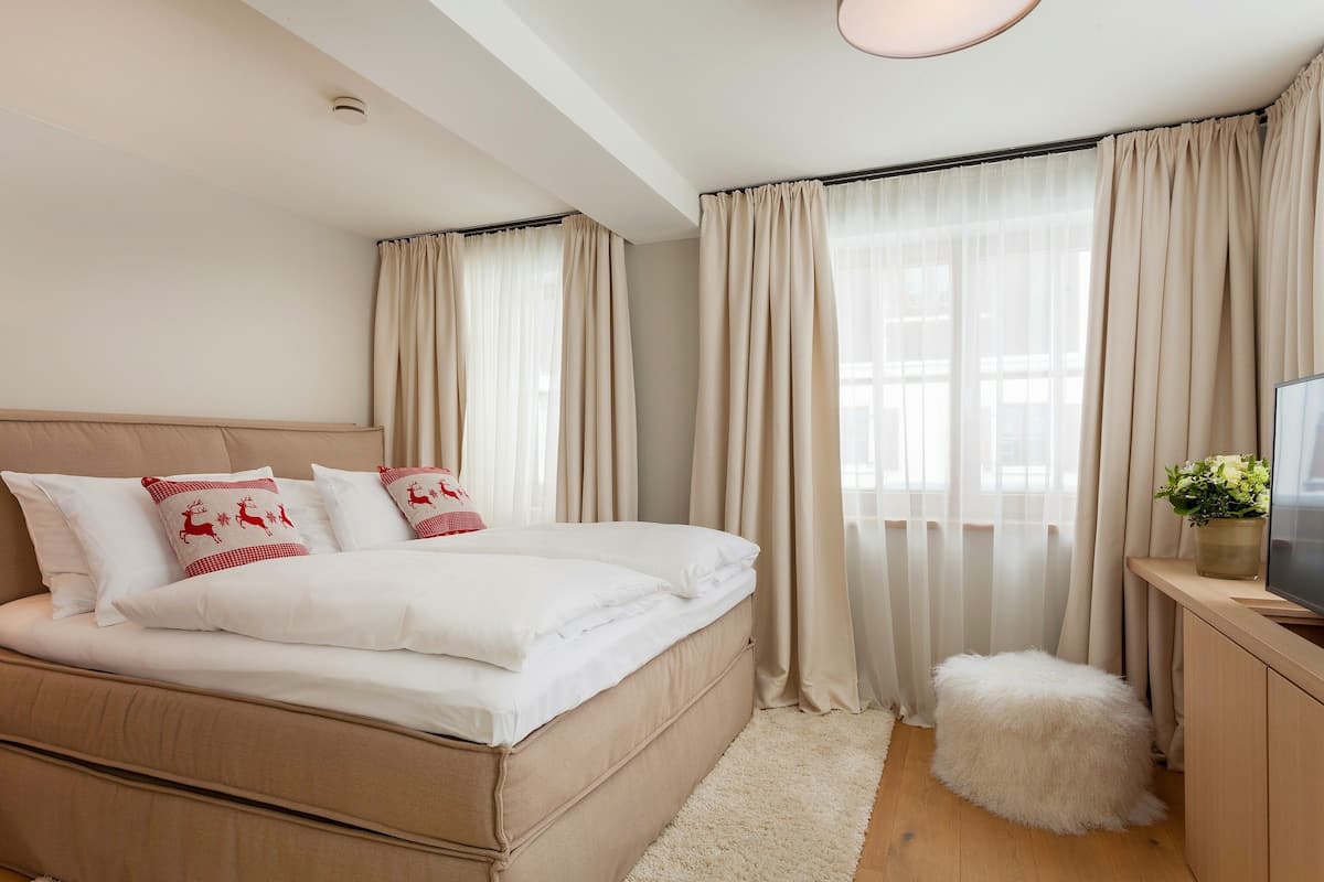 1 kamar tidur, seprai antialergi, minibar, dan brankas