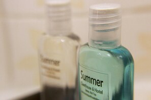 Douche, articles de toilette (gratuits), séchoir à cheveux