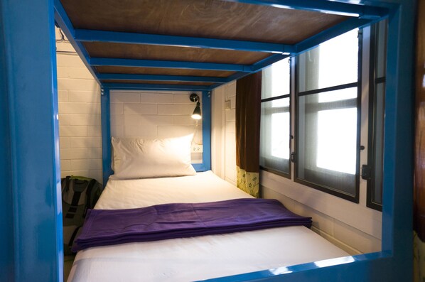 Caja fuerte, tabla de planchar con plancha, wifi gratis y ropa de cama