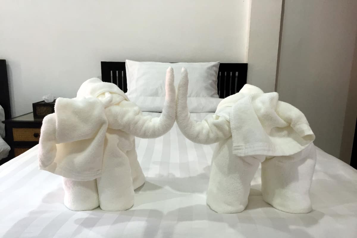 Ein Bett mit zwei Kissen in Elefantenform.