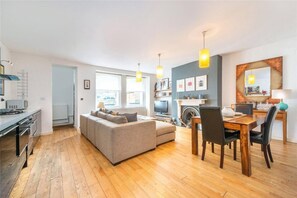 Apartment, 2 Bedrooms | Dining