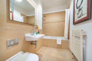 Appartement, 2 chambres | Salle de bain | Ensemble baignoire-douche, articles de toilette (gratuits)