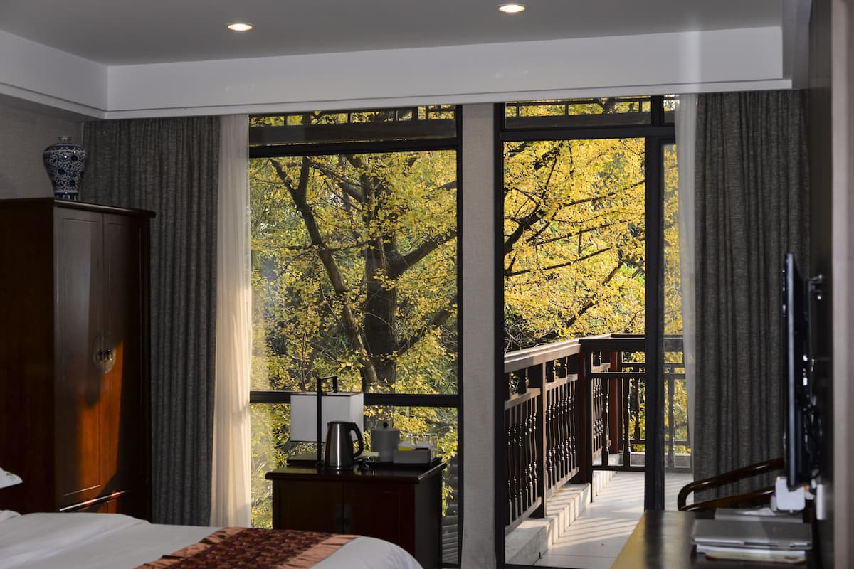 Premium bedding, in-room safe, desk, blackout curtains