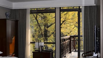 Seprai premium, brankas, meja kerja, dan tirai kedap cahaya