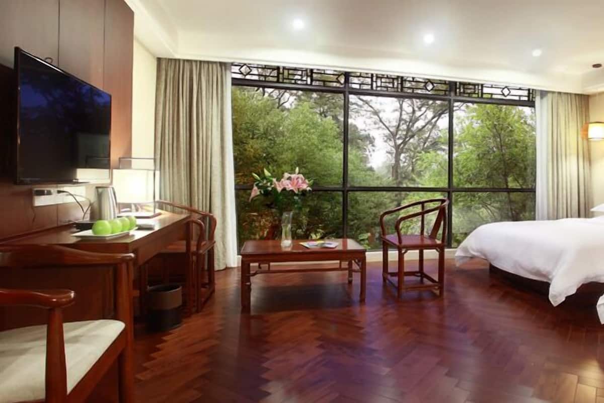 Superior Family Room with Garden View | Premium bedding, in-room safe, desk, blackout curtains