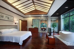 Superior Suite (with Garden View) | Premium bedding, in-room safe, desk, blackout drapes - Guilin Zizhou Panorama Resort (Guilin)