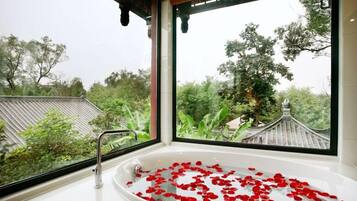 Superior Double Room (with Garden View) | Bathroom | Free toiletries, hair dryer, slippers