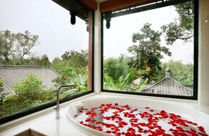 Superior Double Room (with Garden View) | Bathroom | Free toiletries, hair dryer, slippers - Guilin Zizhou Panorama Resort (Guilin)