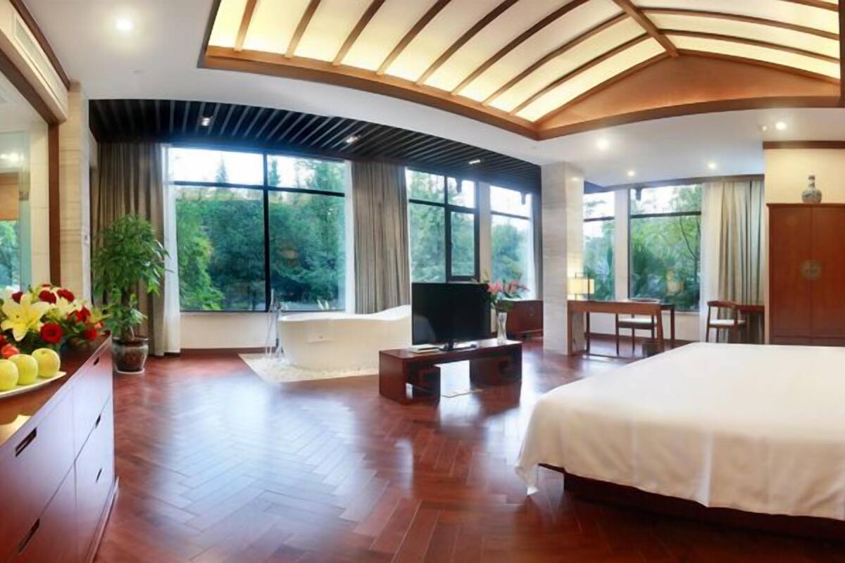 Suite superior (with Garden View) | Ropa de cama de alta calidad, caja fuerte, escritorio y cortinas opacas