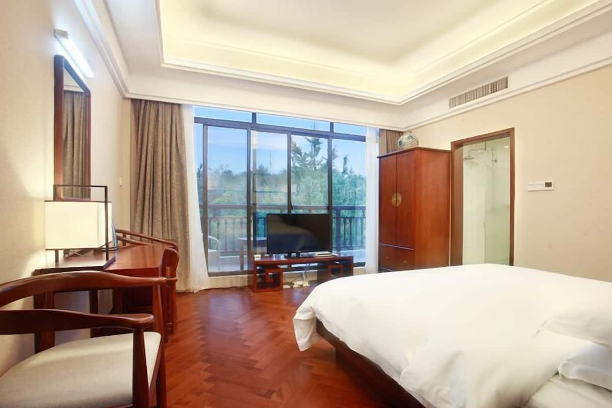 Suite familiar (with Garden View) | Ropa de cama de alta calidad, caja fuerte, escritorio y cortinas opacas
