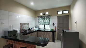 Casa adosada, 3 habitaciones | Cocina privada | Frigorífico, microondas, placa de cocina y cafetera o tetera