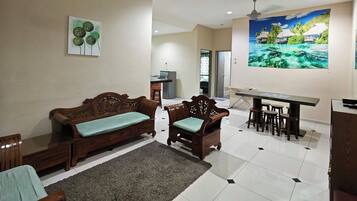 Stadtwohnung, 3 Schlafzimmer | Wohnzimmer | 32-Zoll-Flachbildfernseher mit Satellitenempfang, LCD-Fernseher