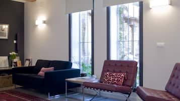 Coin salon dans le hall