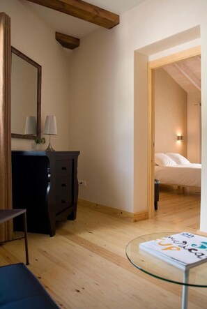 Superior tweepersoonskamer | Luxe beddengoed, een minibar, een bureau, verduisterende gordijnen