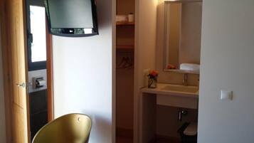 Luxe beddengoed, een minibar, een bureau, verduisterende gordijnen