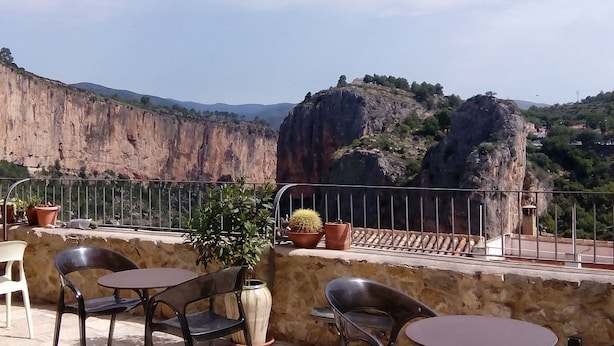 A terrace with outdoor seating, overlooking a mountainous landscape. - La Baranda (Chulilla)