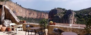 A terrace with outdoor seating, overlooking a mountainous landscape. - La Baranda (Chulilla)
