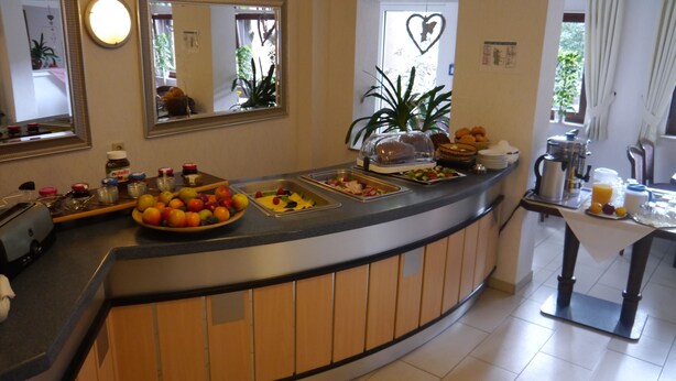 A breakfast buffet with various fruits, vegetables, and bread. - Am Kamin (Duisburg)