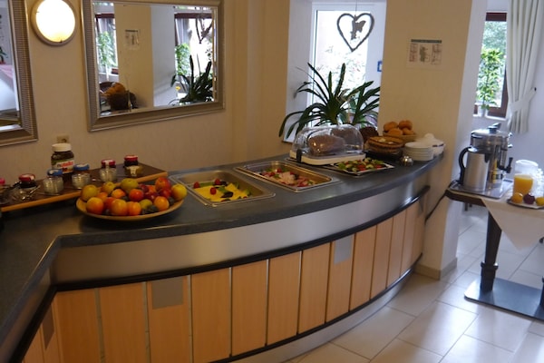 Dagelijks ontbijtbuffet (EUR 7.00 per persoon)