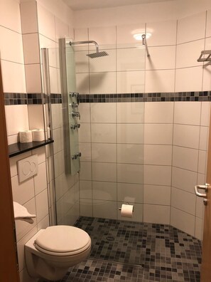 Business eenpersoonskamer | Badkamer | Gratis toiletartikelen, een haardroger, handdoeken