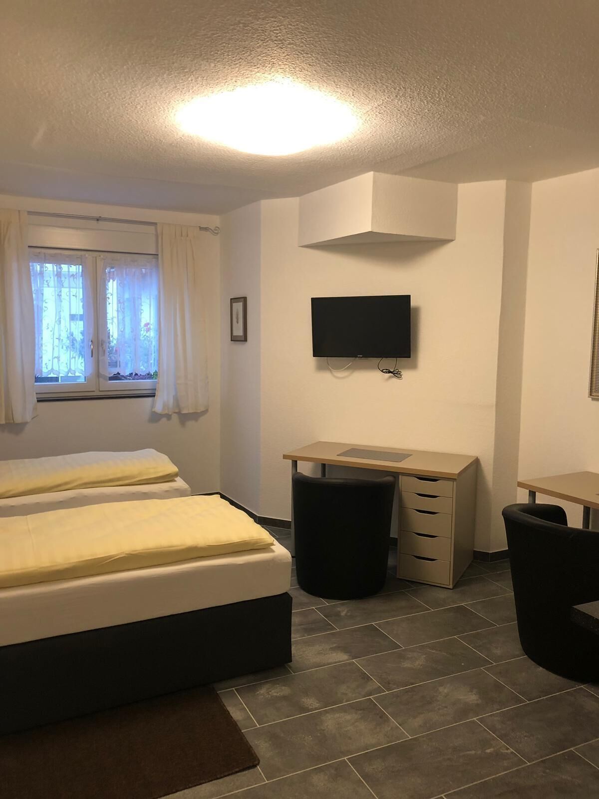 Zimmersafe, Schreibtisch, kostenloses WLAN, Bettwäsche
