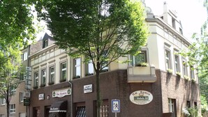 A hotel with a sign indicating it is a restaurant and a beer garden. - Am Kamin (Duisburg)