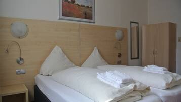 标准双人房或双床房 | 客房内保险箱、办公桌、免费 WiFi、床单