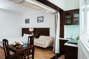 Minibar, in-room safe, desk, iron/ironing board - S'space Suites Westlake (Hanoi)