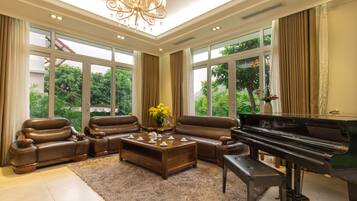 Suite, 3 Schlafzimmer, Kochnische, Poolblick | Wohnzimmer | 36-Zoll-LCD-Fernseher mit Kabelempfang, Fernseher