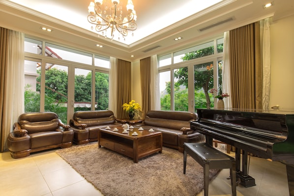 Suite, 3 Bedrooms, Kitchenette, Pool View | Living room