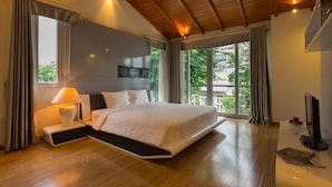 Suite, 3 Bedrooms, Kitchenette, Pool View | Pemandangan dari bilik