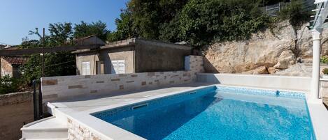 Una piscina al aire libre