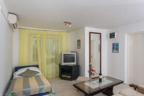 Apartment, 1 Schlafzimmer, Terrasse | Badezimmer | Dusche, Handtücher