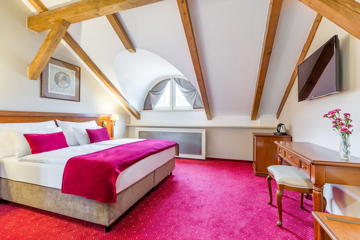 Attic Double Room | Minibar, cassaforte in camera, una scrivania, postazione laptop