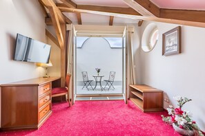 Two Bedroom Suite with Patio | Minibar, Zimmersafe, individuell dekoriert, individuell eingerichtet