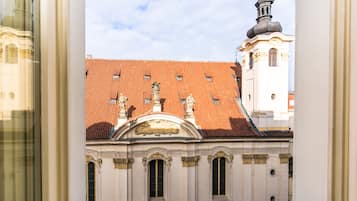 Minibar, caja de seguridad en la habitación y decoración personalizada