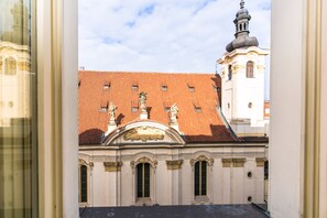 Minibar, caja de seguridad en la habitación y decoración personalizada