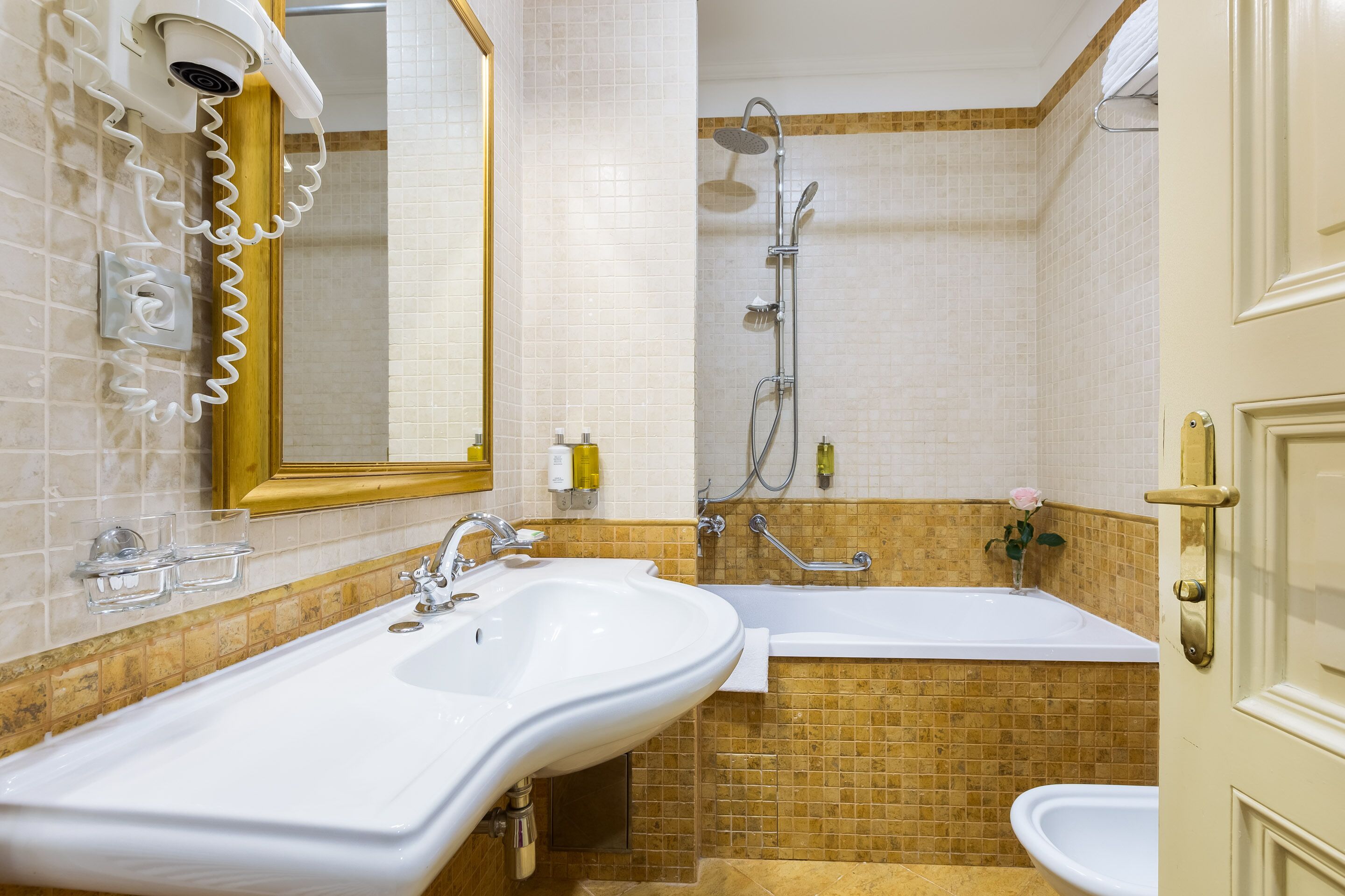 Un baño con un lavamanos grande, una bañera y una ducha.