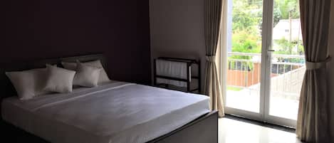 Deluxe bungalow, 4 slaapkamers | 4 slaapkamers, een bureau, een strijkplank/strijkijzer, gratis wifi