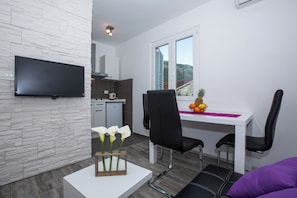 Apartamento (One-Bedroom Apartment with Balcony) | Comedor