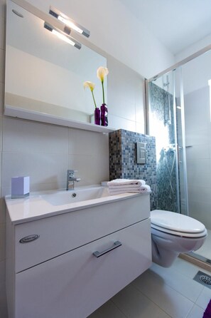 Apartment (One-Bedroom Apartment) | Bathroom | Shower, hair dryer, towels - Apartments Villa Roza (Dubrovnik)