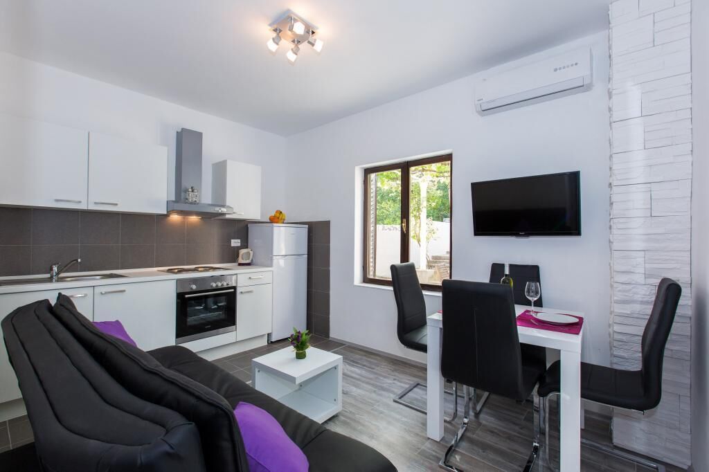 Huoneisto (One-Bedroom Apartment) | Yksityinen keittiö | Jääkaappi, liesi, vedenkeitin, keittoastiat/astiat/ruokailuvälineet