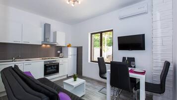 Huoneisto (One-Bedroom Apartment) | Yksityinen keittiö | Jääkaappi, liesi, vedenkeitin, keittoastiat/astiat/ruokailuvälineet