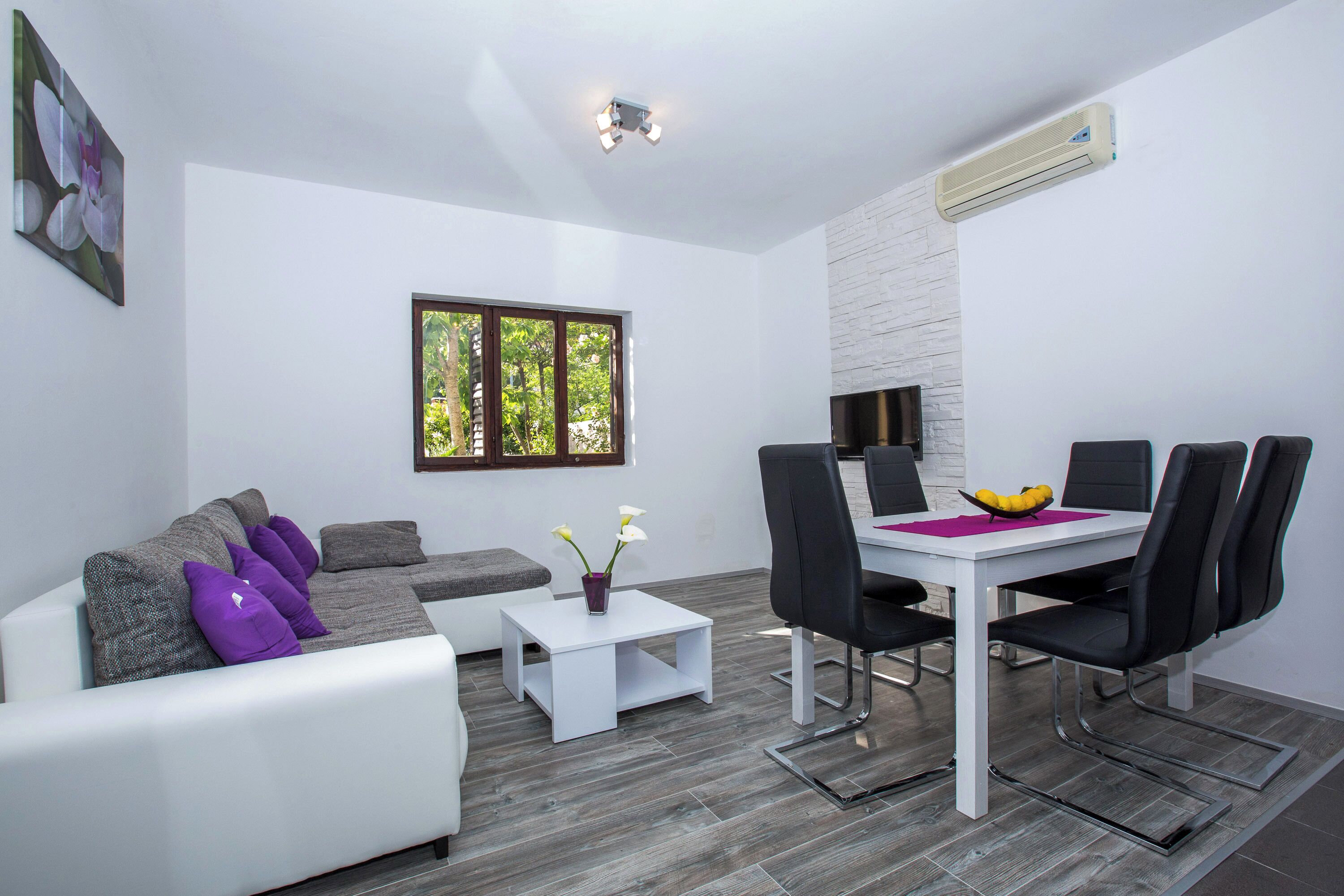 Huoneisto (Two-Bedroom Apartment) | Olohuone | Plasmatelevisio